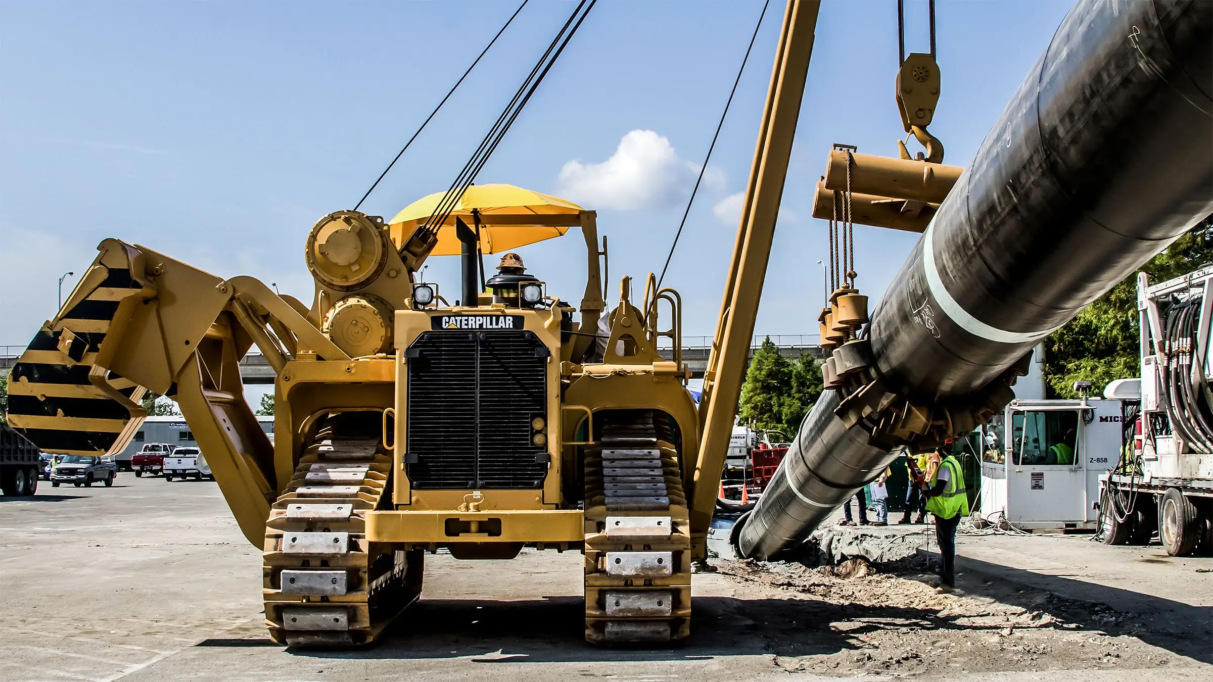 Sideboom holds of large-diameter pipe during HDD